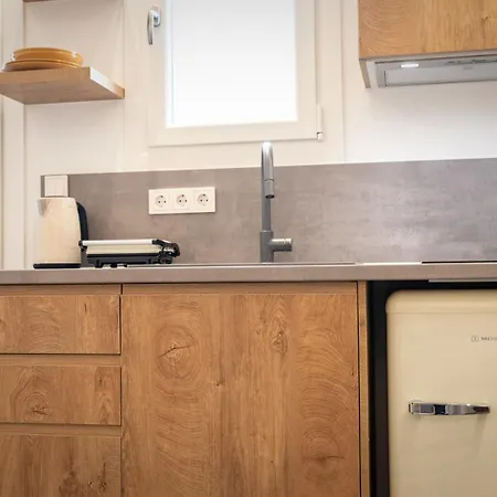 Short Lemon Tree Apartment